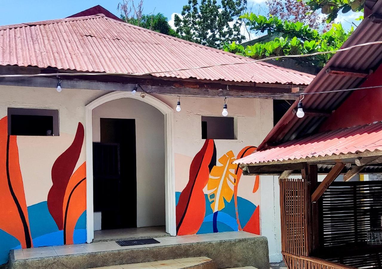 Leynes Taal Lake Resort And Hostel タナウアン エクステリア 写真
